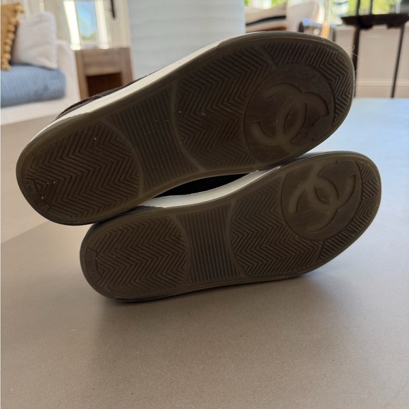 CHANEL Womens Low-Top Sneakers with CC Logo - Picture 2 of 8